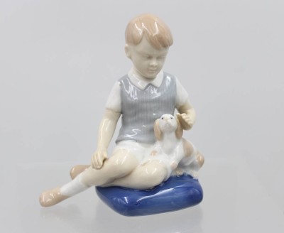 Auktion 373<br>Junge mit Hund, Carl Schneider Erben aus Gräfenthal, Unterglasurfarben, ca. H-9,5cm [1]