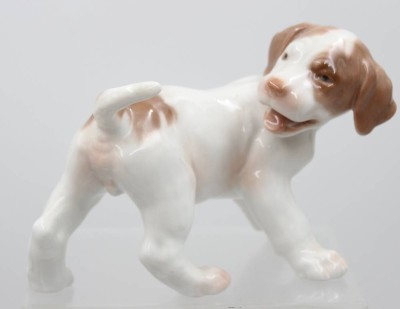 Auktion 373<br>Pointerwelpe, Bing und Gröndahl, Entw. Lauritz Jensen, Modellnr. 2026, braun staffiert in Unterglasurfarben, H-11,5cm L-17cm [1]