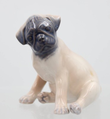 Auktion 373<br>sitzender Mopswelpe, Royal Copenhagen, Entw. Theodor Madsen, Modellnr. 3169, polychrom staffiert in Unterglasurfarben, H-7,5cm [1]