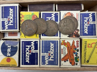Auktion 373<br>42 Streichholzschachteln voller 1 Penny Münzen, nach Jahrgängen sortiert, über 200 Stück, wohl alle 20.Jhd. [1]