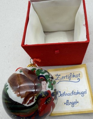 Auktion 373<br>Handgemalte Weihnachtskugel in Kasten, ehem. Werbegeschenk Weingut Niederthäler Hof, H-8,5 cm [1]