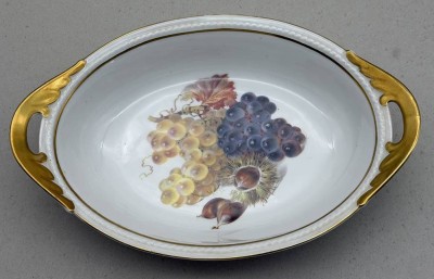 Auktion 373<br>ovale Obstschale mit Früchtedekor 