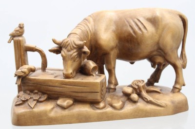 Auktion 373<br>Holzfigur Kuh an der Tränke , [1]