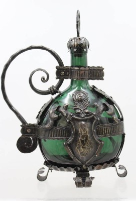 Auktion 373<br>Eine Bocksbeutel Flasche im Schmiedeeisernem Ständer  [1]