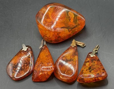 Auktion 373<br>gr. Brosche, 4 Anhänger, Bernstein, 32,5 gr [1]