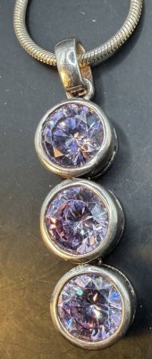 Auktion 373<br>Silber Schlangenhalskette-925- mit Silber-925- Anhänger von Lumani, 3 rosa Amethyste, Kette L-42 cm, Anhänger L-4 cm, zus. ca. 15 gr [1]
