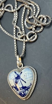 Auktion 373<br>Silber-Halskette mit Herzanhänger, Delft blau [1]