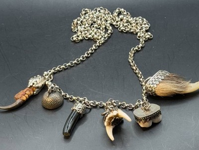 Auktion 373<br>Charivari  Halskette, versilbert,  mit Tierzähnen und Krallen,wohl alle  in Silber gefasst, zus. 62 gr. [1]