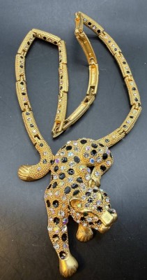 Auktion 373<br>Collier, goldfarben mit Panther, dieser bestetzt mit schwarzen, klaren und changierenden Steinen (Rheinkiesel), wohl Pierre Lang?, L-ca. 40 cm [1]